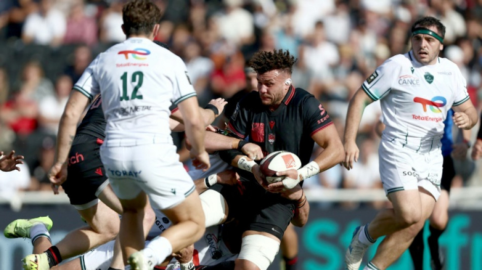 Seven-try Lyon beat Pau, climb to Top 14 summit