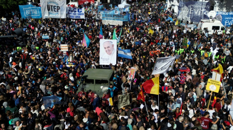 Lágrimas y baile en Buenos Aires para despedir al papa que nunca volvió