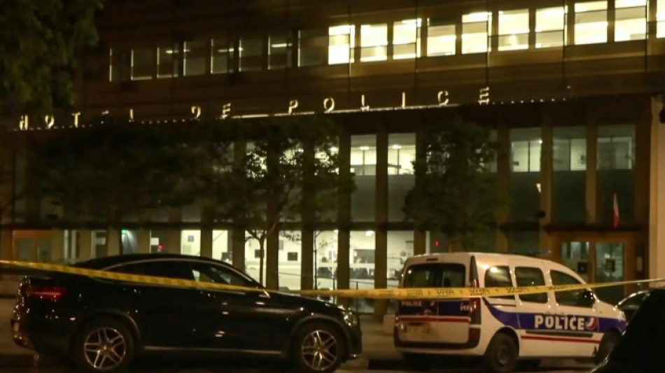 Deux policiers gri&egrave;vement bless&eacute;s par balle par un homme dans un commissariat parisien
