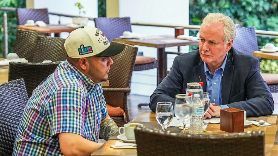 Migrante salvadore&ntilde;o Kilmar &Aacute;brego se re&uacute;ne con senador de EEUU