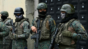 Equateur : quatre policiers enlev&eacute;s, la crise s'aggrave