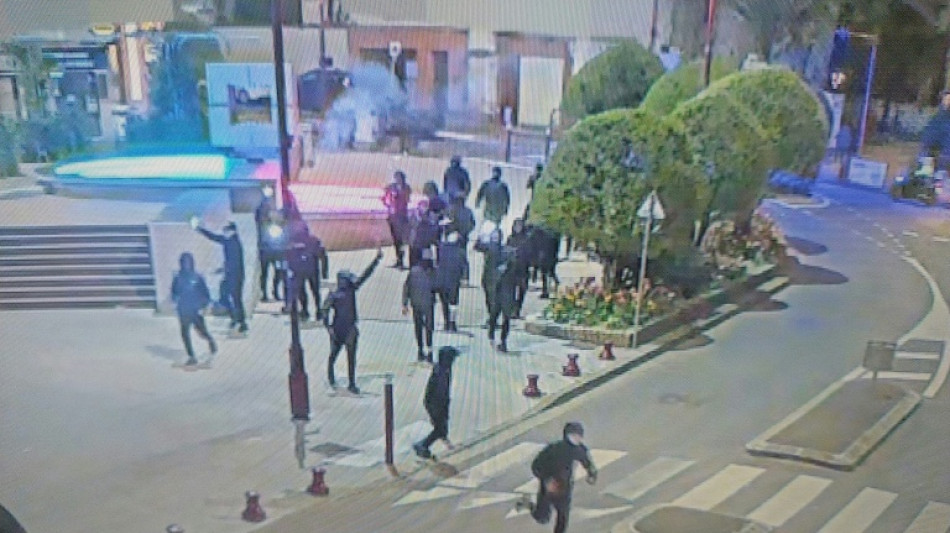 A Fresnes, mairie saccag&eacute;e et vitrines bris&eacute;es avant l'installation du nouveau maire