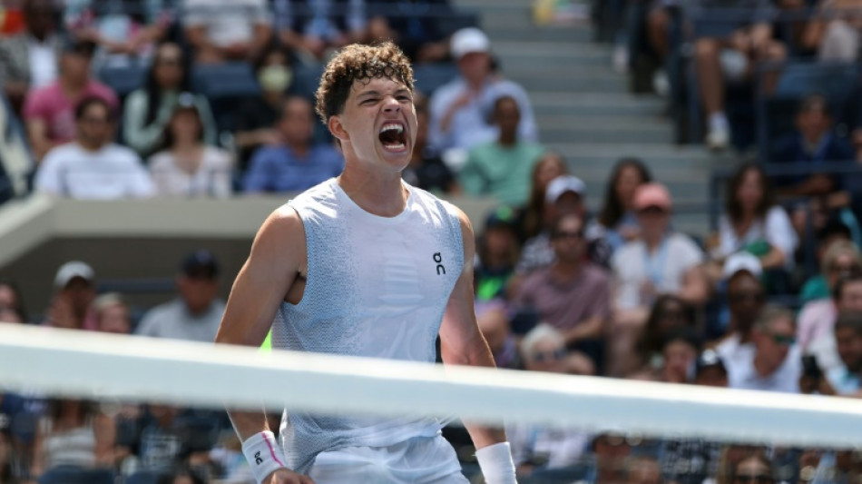 Shelton romps into US Open second round