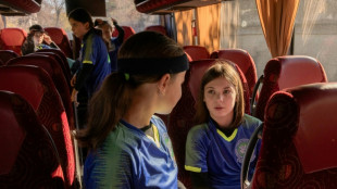 Ukraine: &agrave; Kherson, des fillettes jouent au foot pour oublier la guerre