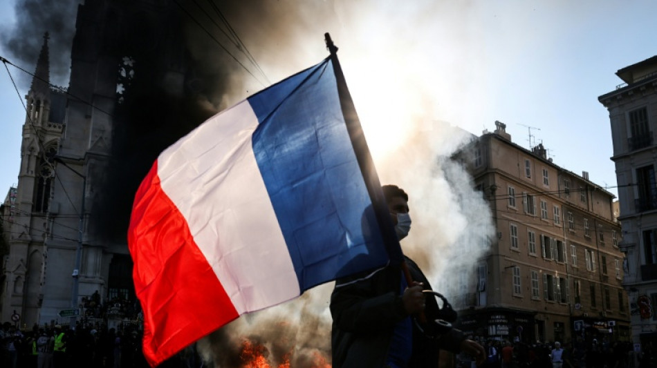 Fran&ccedil;a decreta toques de recolher para conter confrontos e saques