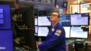 Wall Street termine en hausse, anticipe plusieurs baisses de taux