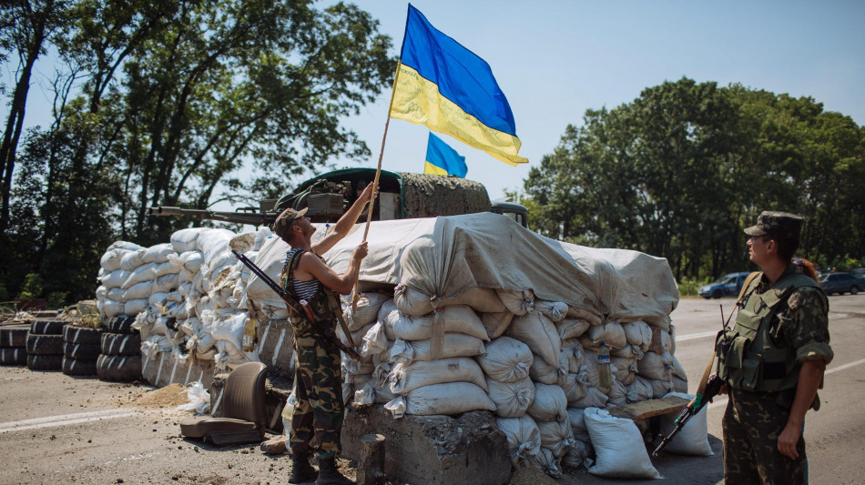 Bandiere Kiev in villaggi etnia ucraina nella russa Kursk