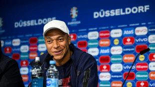 Euro 2024: les Bleus font leurs grands d&eacute;buts, la crise politique au premier plan