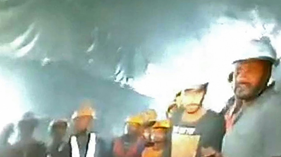 Inde: les 41 ouvriers bloqu&eacute;s dans un tunnel effondr&eacute; film&eacute;s vivants