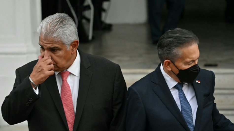 Presidente de Panam&aacute; acusa a su antecesor de millonarios sobrecostos en puente del canal