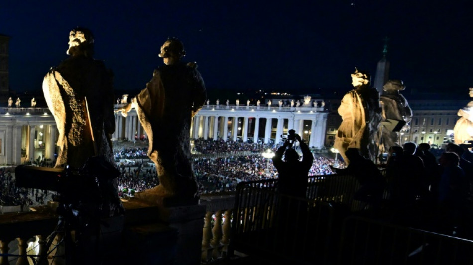 Preta ou branca, fumaça do conclave arrasta multidões