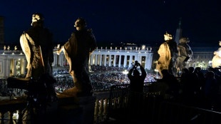 Preta ou branca, fumaça do conclave arrasta multidões