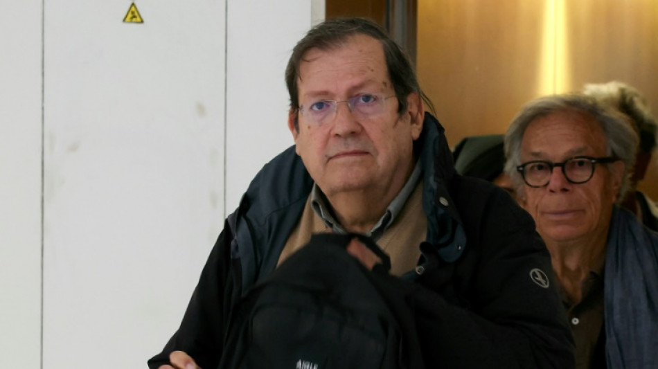 Soup&ccedil;ons d'emploi fictif au Canard encha&icirc;n&eacute;: deux ex-dirigeants, un ancien dessinateur et sa compagne jug&eacute;s &agrave; Paris