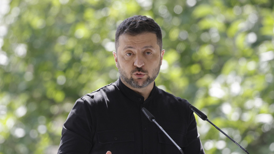 Zelensky, 100mila famiglie senza corrente dopo raid russi