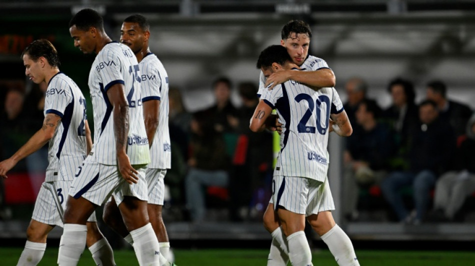 Inter de Mil&atilde;o vence lanterna Venezia (2-0) e segue l&iacute;der no Italiano