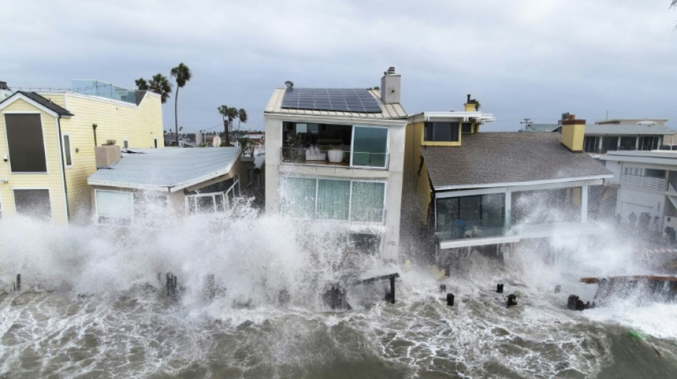 En Californie, la houle de la temp&ecirc;te Rachel laisse des maisons au bord de l'effondrement