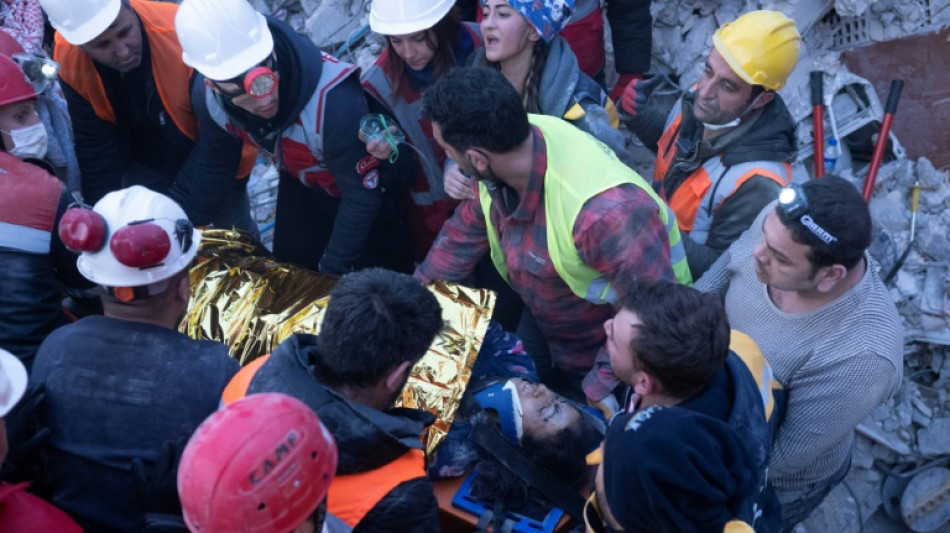 Sigue rescate de supervivientes de sismo que dej&oacute; casi 26.000 muertos en Turqu&iacute;a y Siria