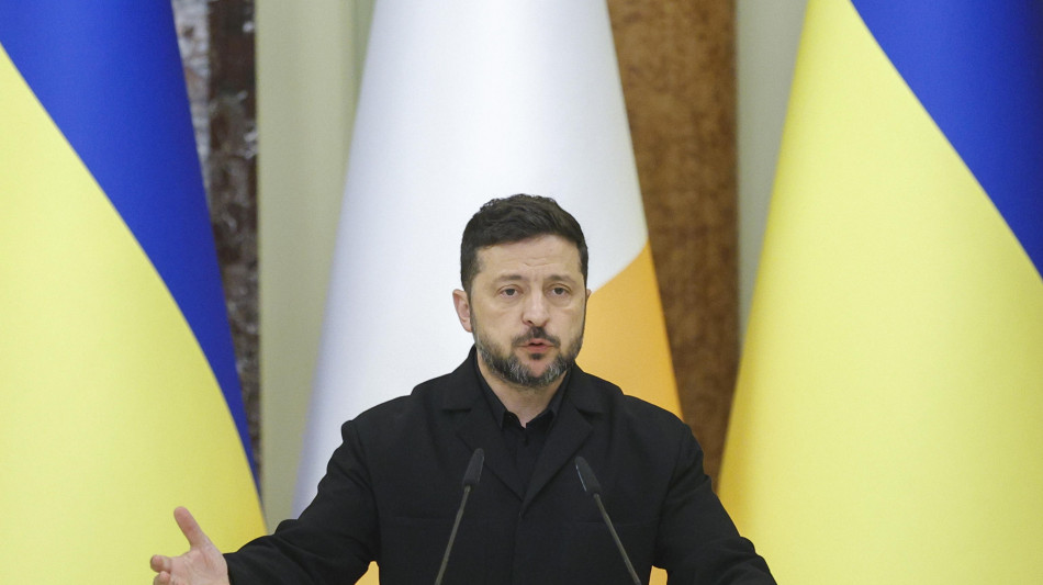 Zelensky, 'colpite raffineria e base militare a Saratov in Russia'