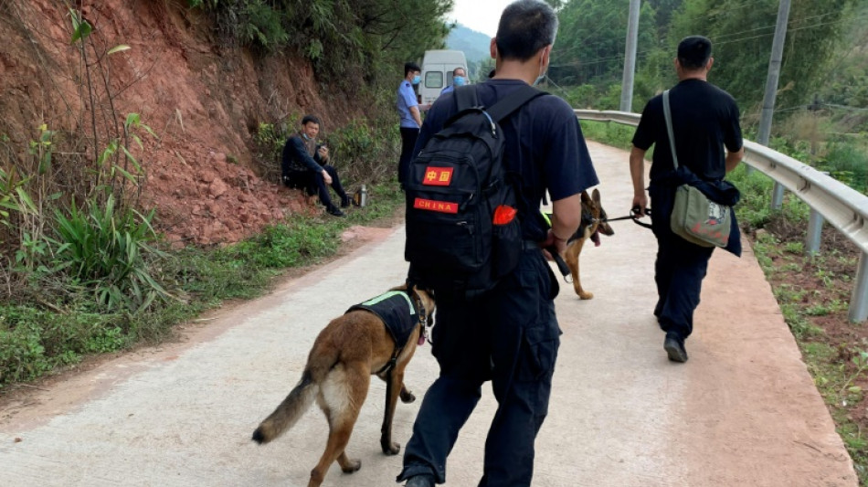 Equipos de rescate buscan rastros de pasajeros del avi&oacute;n accidentado en China