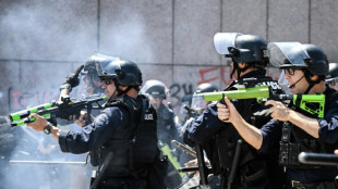 Pol&iacute;cia de Los Angeles anuncia deten&ccedil;&otilde;es sob toque de recolher; Texas mobiliza a Guarda Nacional