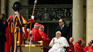 El papa Francisco se da un ba&ntilde;o de multitudes improvisado en la plaza de San Pedro