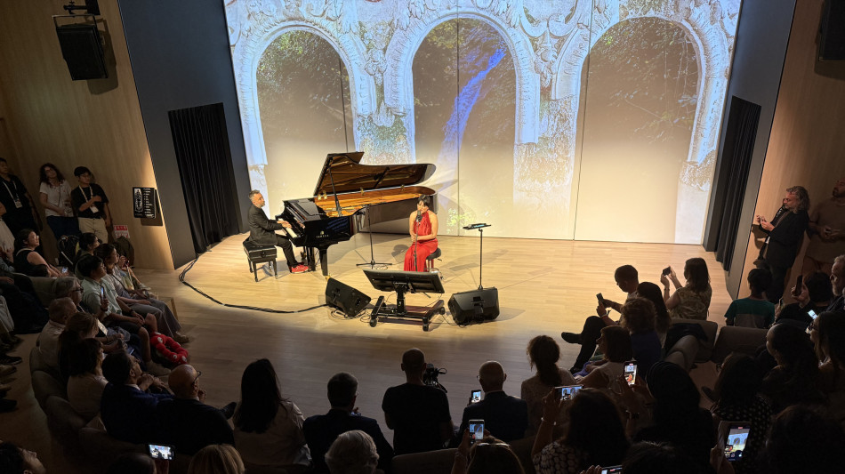 Standing ovation per Arisa, fa emozionare il Padiglione Italia