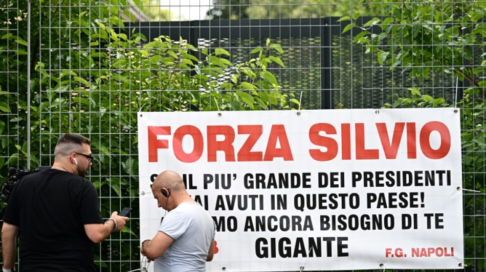 Devant l'h&ocirc;pital, les admirateurs de Berlusconi saluent un "immortel"