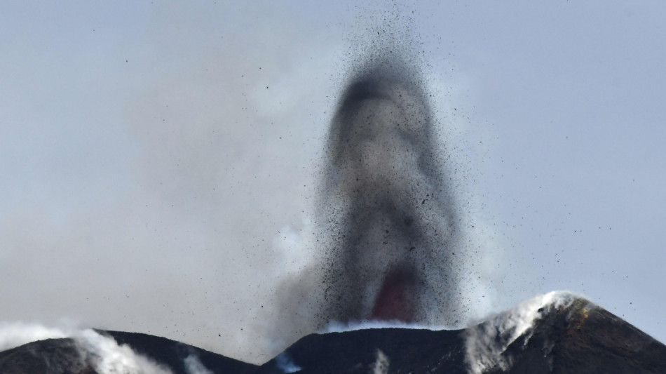 Etna: cala attivit&agrave; stromboliana, debole emissione cenere