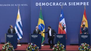 Em cúpula no Chile, líderes de esquerda advertem que democracia está 'sob ataque'