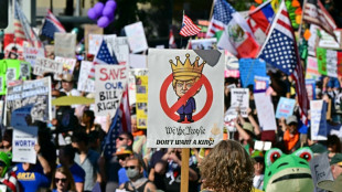 "No a los reyes": multitudes de estadounidenses marchan contra Trump