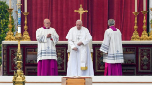 El papa Francisco da su &uacute;ltimo adi&oacute;s a Benedicto XVI ante miles de fieles