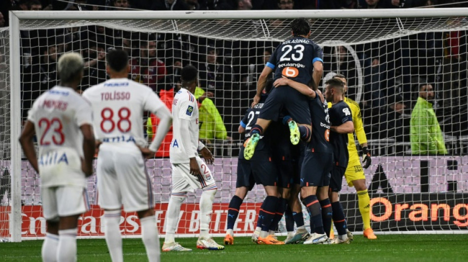 Olympique de Marselha vence Lyon (2-1) nos acr&eacute;scimos e recupera vice-lideran&ccedil;a