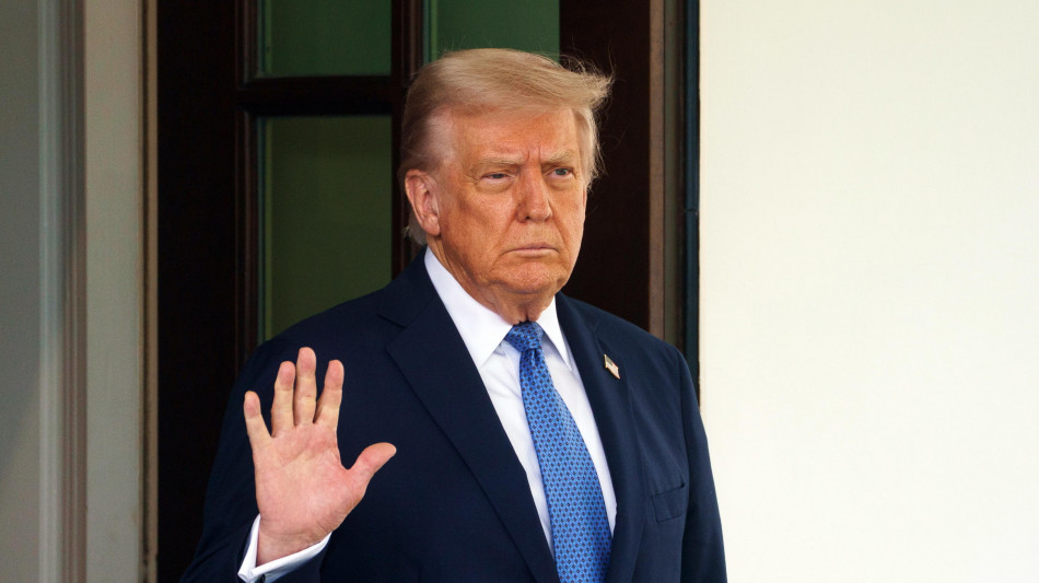 Trump, 'deluso da Russia, Putin smetta di sparare e tratti'