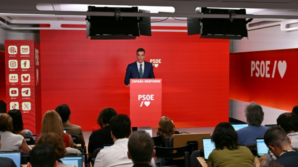 Agentes entran a la sede del gobernante Partido Socialista espa&ntilde;ol, sacudido por un esc&aacute;ndalo de corrupci&oacute;n