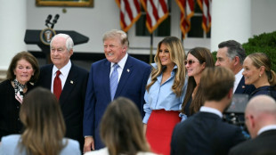 'Ouvi dizer que sentiram minha falta', diz Melania Trump ao reaparecer depois de um m&ecirc;s