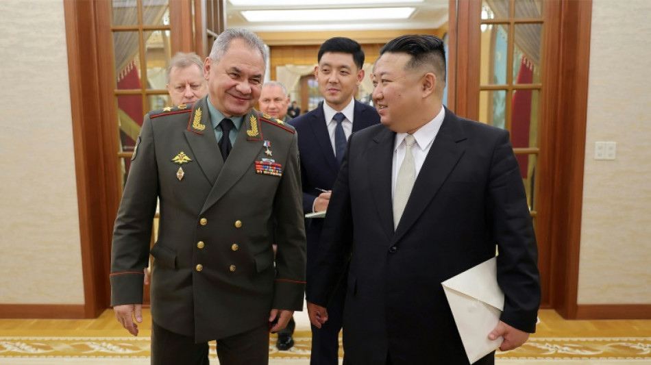 Kim Jong Un d&eacute;voile ses nouveaux drones et missiles au ministre russe de la D&eacute;fense 