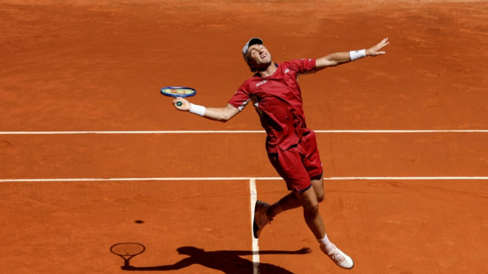 Ruud sofre para vencer Tsitsipas e vai &agrave;s quartas de final em Madri