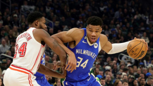 Antetokounmpo passa por cirurgia no joelho e &eacute; d&uacute;vida para Mundial de basquete