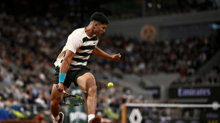 Alcaraz overcomes blip to reach French Open third round