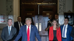 Trump s'offre une tribune &agrave; son proc&egrave;s, son juge le r&eacute;primande