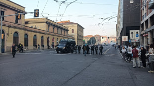 Scontri davanti stazione Bologna tra giovani manifestanti e forze ordine