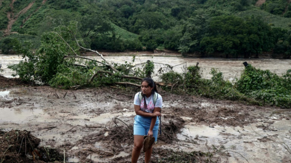 Mexique: Acapulco d&eacute;vast&eacute;e et isol&eacute;e apr&egrave;s le passage de l'ouragan Otis