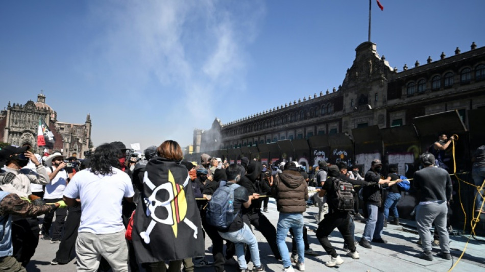 M&aacute;s de 100 lesionados deja una multitudinaria marcha antigubernamental en M&eacute;xico