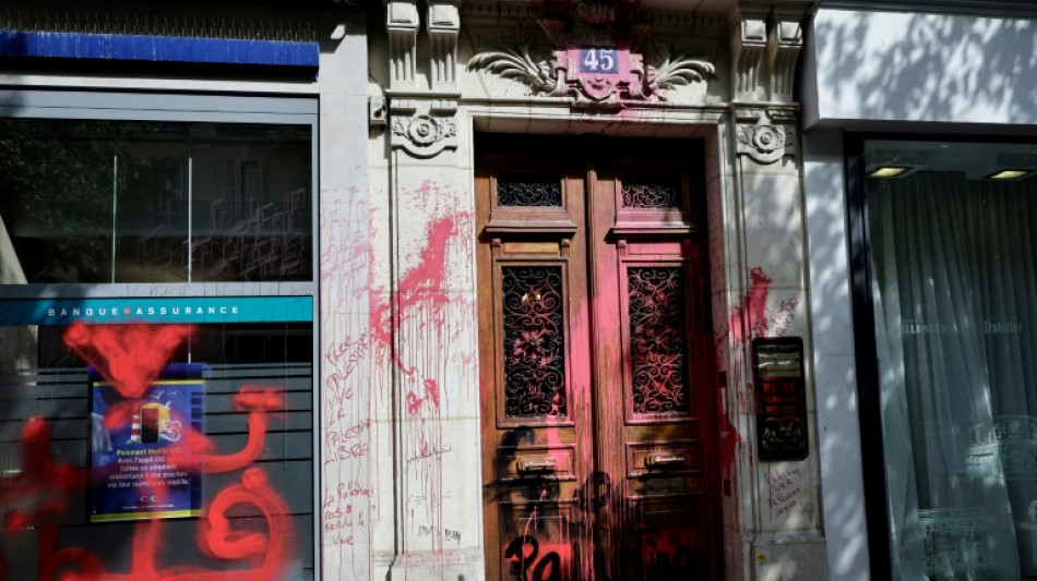 Peinture rouge et tags hostiles sur les locaux de la compagnie isra&eacute;lienne El Al &agrave; Paris