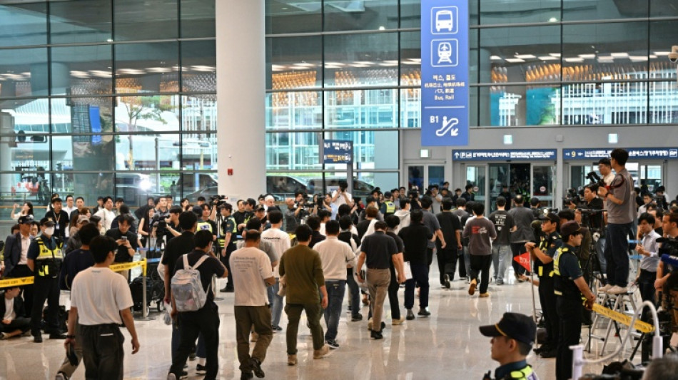 Sul-coreanos detidos em opera&ccedil;&atilde;o migrat&oacute;ria nos EUA s&atilde;o recebidos com aplausos em seu pa&iacute;s