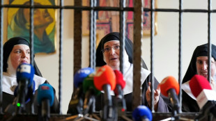 Monjas espa&ntilde;olas excomulgadas prometen luchar contra su desalojo de un convento