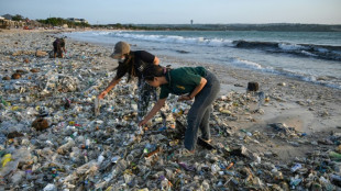 Una marea de basura cubre una tur&iacute;stica playa de Bali