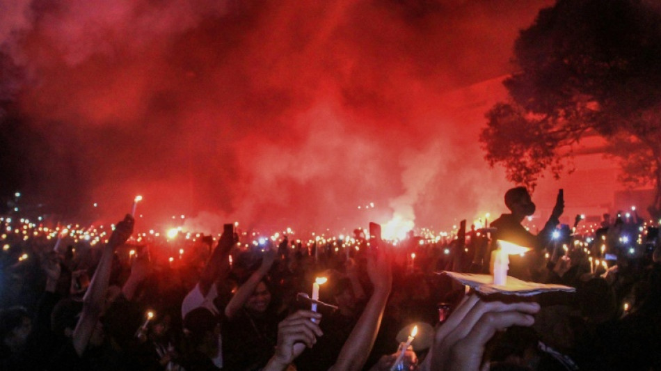 Indon&eacute;sie: le pr&eacute;sident visite la ville meurtrie par la bousculade dans un stade 
