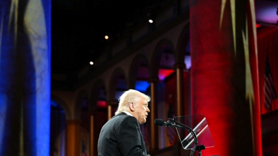 Les surtaxes américaines entrent en vigueur, plus de 100% pour la Chine