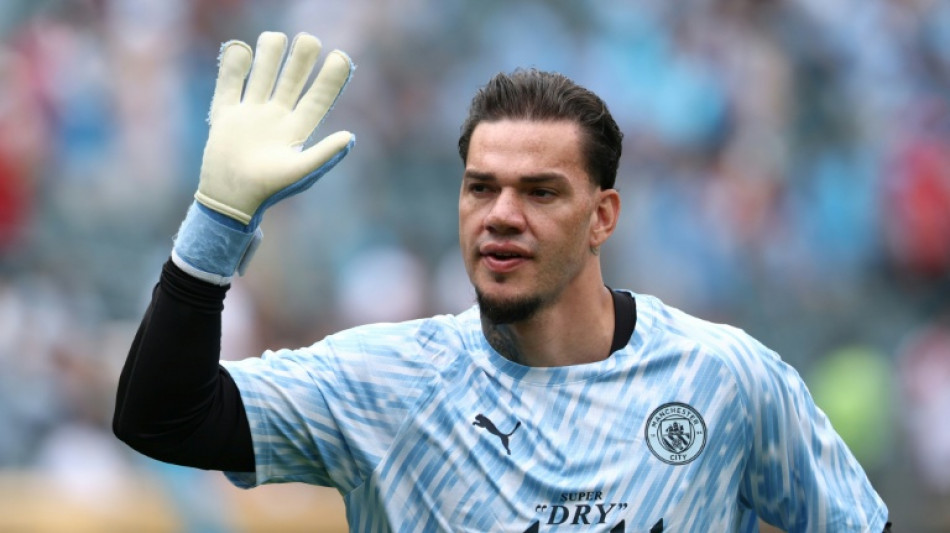 Manchester City anuncia sa&iacute;da de Ederson ap&oacute;s contrata&ccedil;&atilde;o de Donnarumma